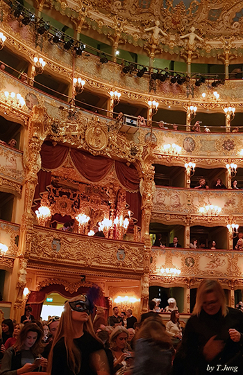 라 페니체 오페라극장의 화려한 내부.