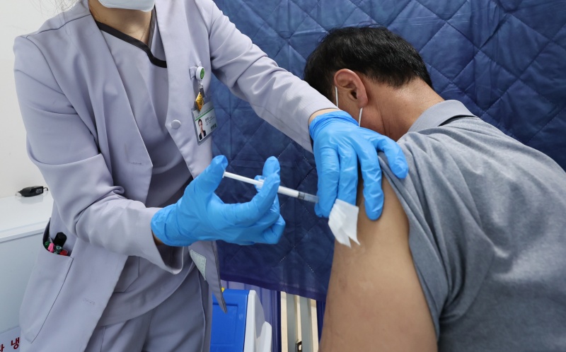고위험군과 65세 이상 고령자를 대상으로 코로나19 백신 무료접종이 시작된 19일 서울 강서구 부민병원을 찾은 어르신이 코로나19 백신을 접종 받고 있다. 고위험군이 아닌 12~64세 일반인은 11월 1일부터 전국 의료기관이나 보건소에서 무료로 접종받을 수 있다.(사진=저작권자(c) 뉴스1, 무단 전재-재배포 금지)