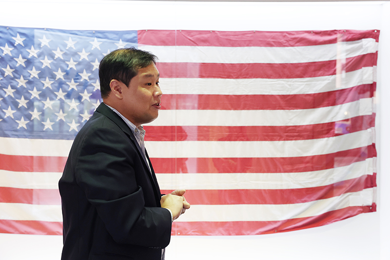 Ham Young-hoon, curator of the National Museum of Korean History, is introducing the American flag displayed in the special exhibition ‘Companion’.  (Photo = Public Communication Office, Ministry of Culture, Sports and Tourism)