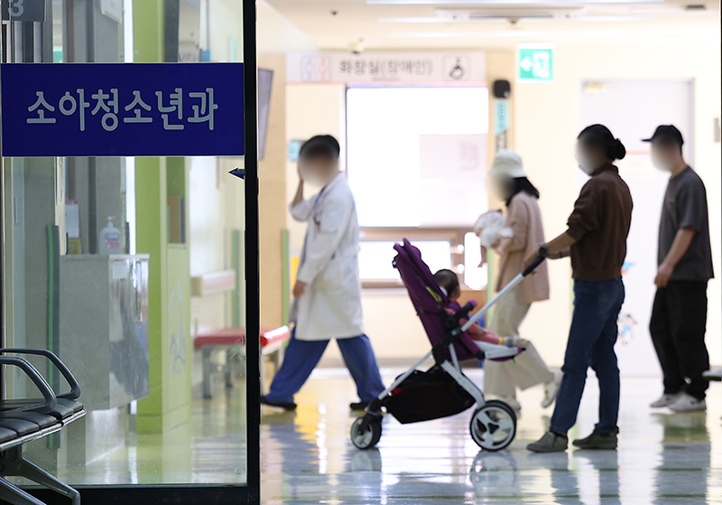대구 중구 경북대학교병원 소아청소년과에서 시민들이 진료를 기다리고 있다. (사진=저작권자(c) 연합뉴스, 무단 전재-재배포 금지)