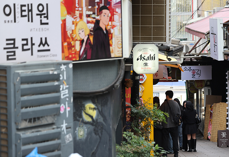 서울 용산구 이태원 세계음식거리 인근 식당 앞에서 시민들이 입장 순서를 기다리고 있다. (사진=저작권자(c) 연합뉴스, 무단 전재-재배포 금지)