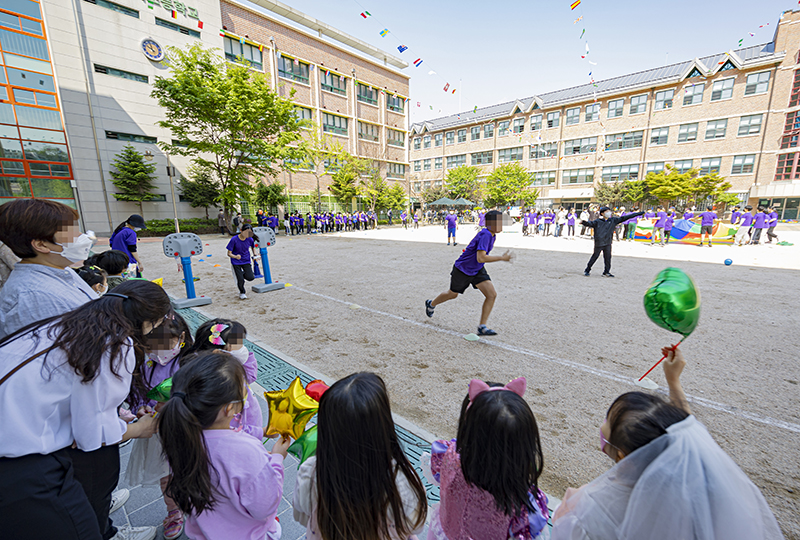 서울 서대문구 금화초등학교에서 학생들이 체육대회를 하고 있다. (사진=저작권자(c) 연합뉴스, 무단 전재-재배포 금지)