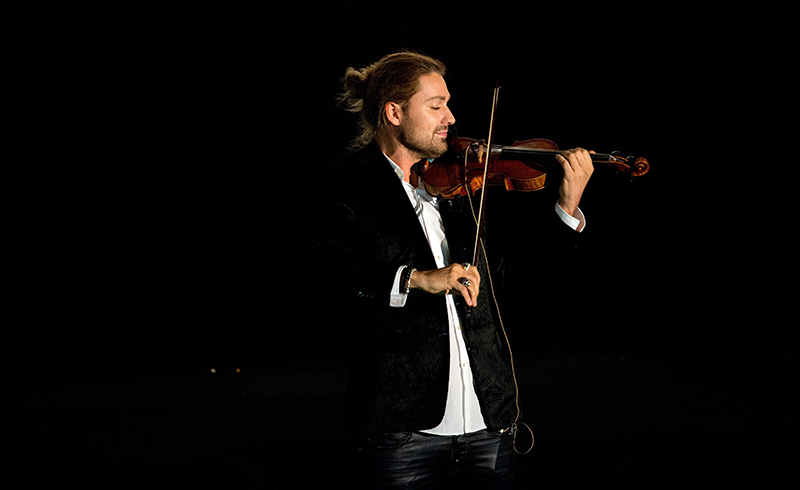 독일의 바이올리니스트 데이비드 가렛이 영화 <The Devil's Violinist> 시작 전 바이올린을 연주하고 있다. (사진=저작권자(c) EPA/연합뉴스, 무단 전재-재배포 금지)