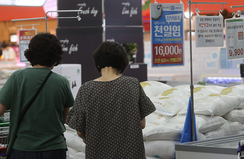 서울 서초구 양재 하나로마트에서 시민들이 천일염을 살펴보고 있다. (사진=저작권자(c) 연합뉴스, 무단 전재-재배포 금지)