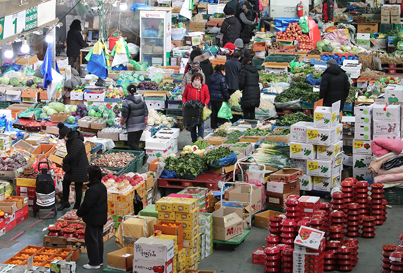 대전 유성구 노은농수산물도매시장이 장을 보러 나온 시민들과 상인들로 분주한 모습을 보이고 있다. (ⓒ뉴스1, 무단 전재-재배포 금지)