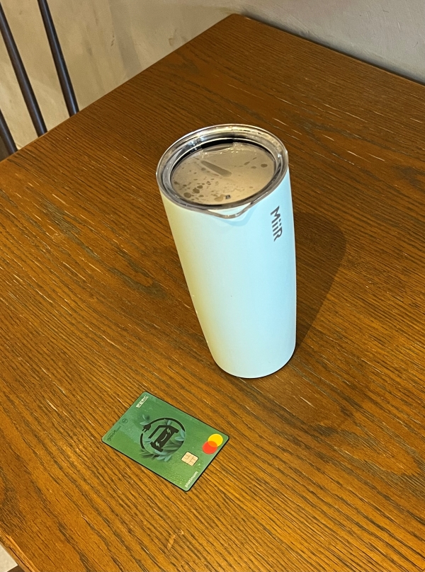 탄소중립포인트제에 참여하고 있는 매장에서 다회용컵을 가지고 어디로든 그린카드로 결제하면 에코머니 적립과 더불어 탄소중립포인트도 받을 수 있다고 한다.