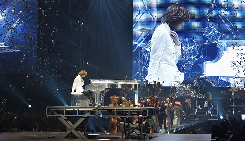 한국에서도 크게 인기를 모은 밴드 엑스 재팬(X JAPAN)의 리더 요시키가 도쿄에서 열린 아시아 걸스 익스플로션 패션 행사에서 공연을 하고 있다. (사진=저작권자(c) AP Photo/연합뉴스, 무단 전재-재배포 금지)
