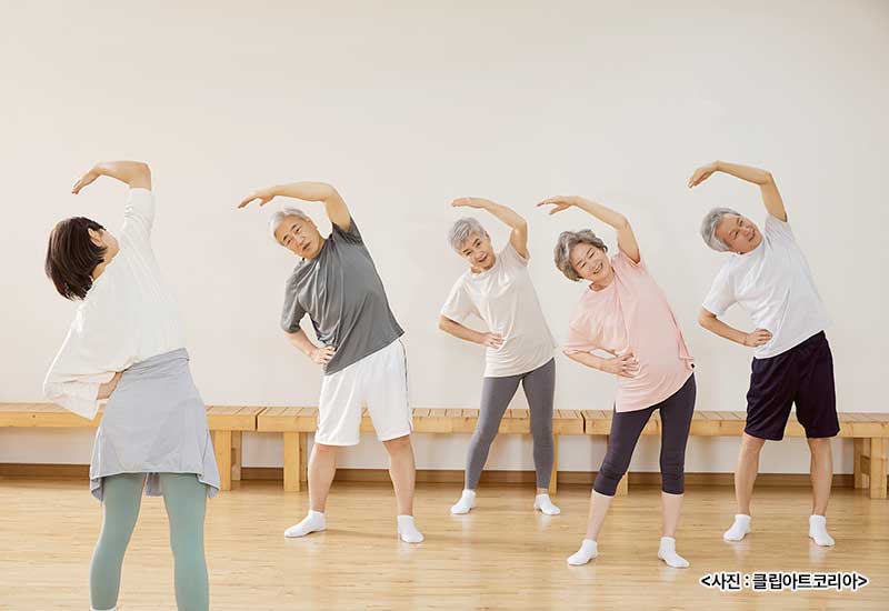 운동하고 있는 어르신들의 모습.