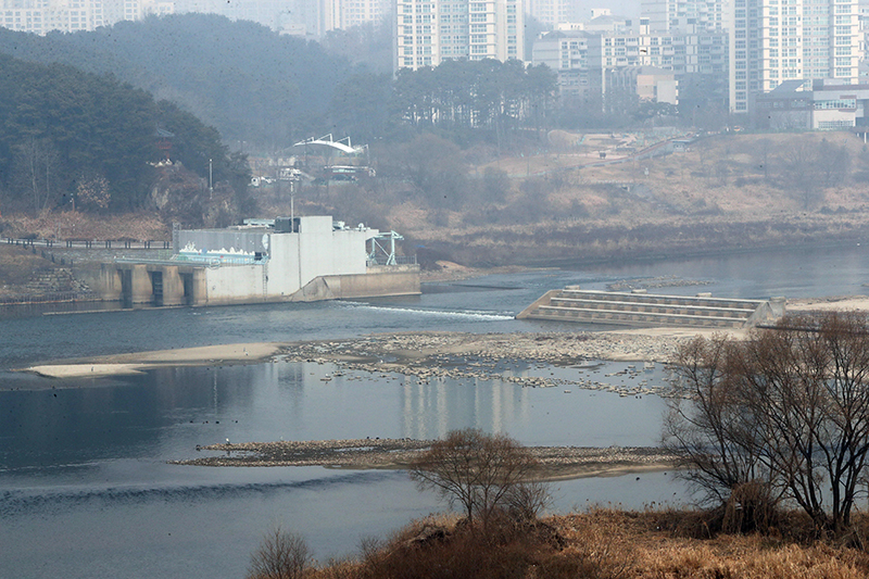 세종시 인근 금강에 설치된 세종보 (사진=저작권자(c) 연합뉴스, 무단 전재-재배포 금지)