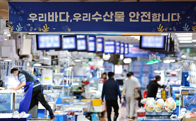 서울 동작구 노량진 수산시장에서 상인들이 손님을 기다리고 있다. (ⓒ뉴스1, 무단 전재-재배포 금지)