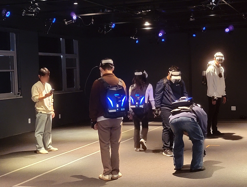 VR 체험으로 화학사고 대처방법을 익히는 참가자들.