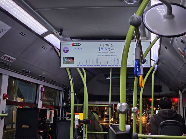 버스 중앙 상단에는 자율주행상태와 노선을 표기해주는 디스플레이가 설치되어있었다.