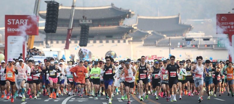 2023 서울마라톤에서 참가자들이 힘차게 출발하고 있다.(ⓒ뉴스1, 무단 전재-재배포 금지)