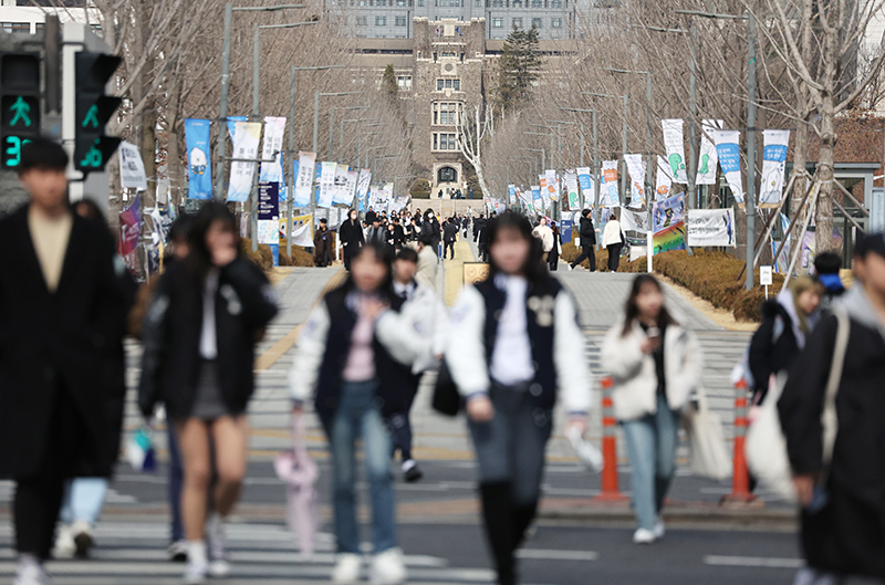 개강을 마친 지난 3월 3일 서울의 한 대학교 교문 주변이 등교한 학생들로 붐비고 있다. (사진=저작권자(c) 연합뉴스, 무단 전재-재배포 금지)