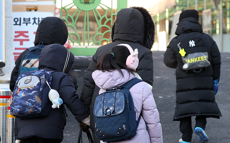 서울 종로구의 한 초등학교 앞에서 학생들이 등교하고 있다. (ⓒ뉴스1, 무단 전재-재배포 금지)