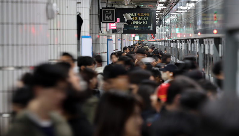 오전 서울 사당역에서 시민들이 지하철을 이용하고 있다. (ⓒ뉴스1, 무단 전재-재배포 금지)