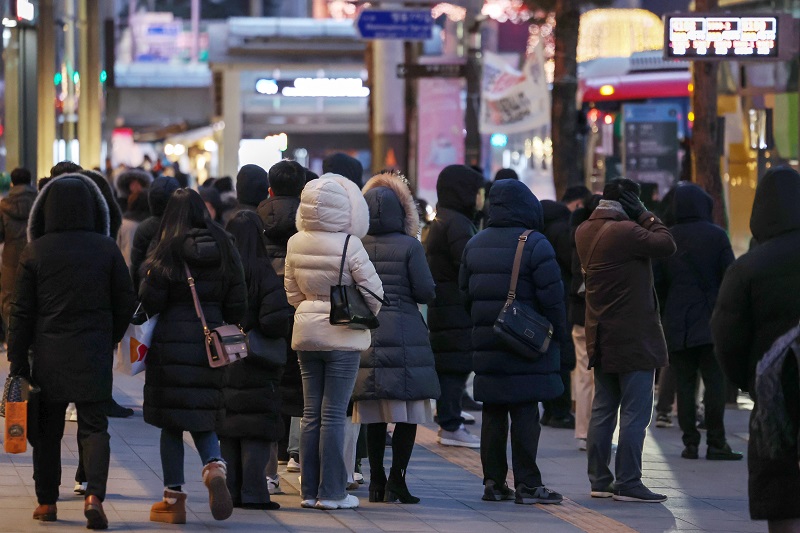 중앙정부와 전국 지자체가 지방공공요금 안정을 위해 공동협력하기로 했다. 사진은 서울 지하철 2호선 을지로입구역 인근 버스정류장에서 퇴근길 시민들이 줄을 서 버스를 기다리고 있는 모습.(ⓒ뉴스1, 무단 전재-재배포 금지)