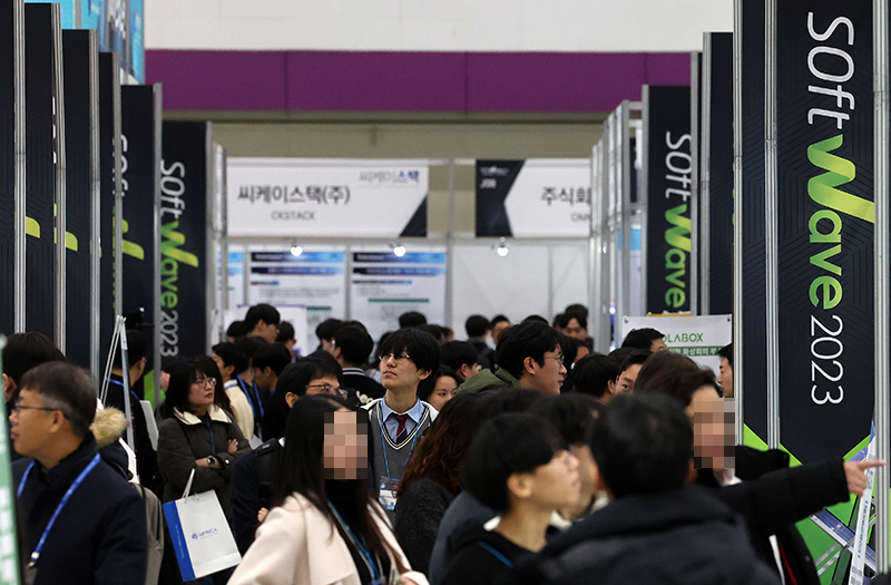 서울 강남구 코엑스에서 열린 ‘2023 대한민국 소프트웨어대전·SOftWave 2023’을 찾은 참관객들이 부스를 둘러보고 있다. (ⓒ뉴스1, 무단 전재-재배포 금지)