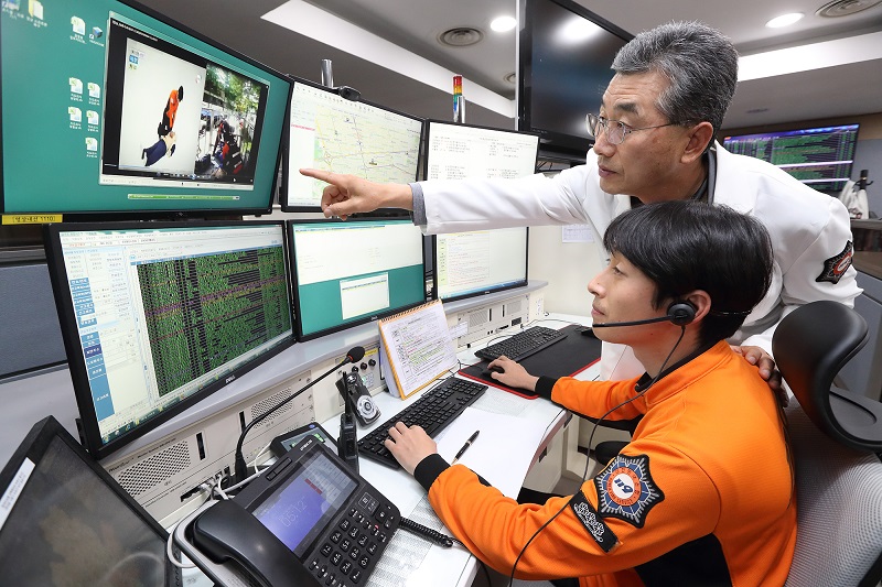 서울 종합방재센터 119 영상신고 센터에서 상황실 직원이 응급 신고자와 5G 영상통화를 하고 있다. (ⓒ뉴스1, 무단 전재-재배포 금지)