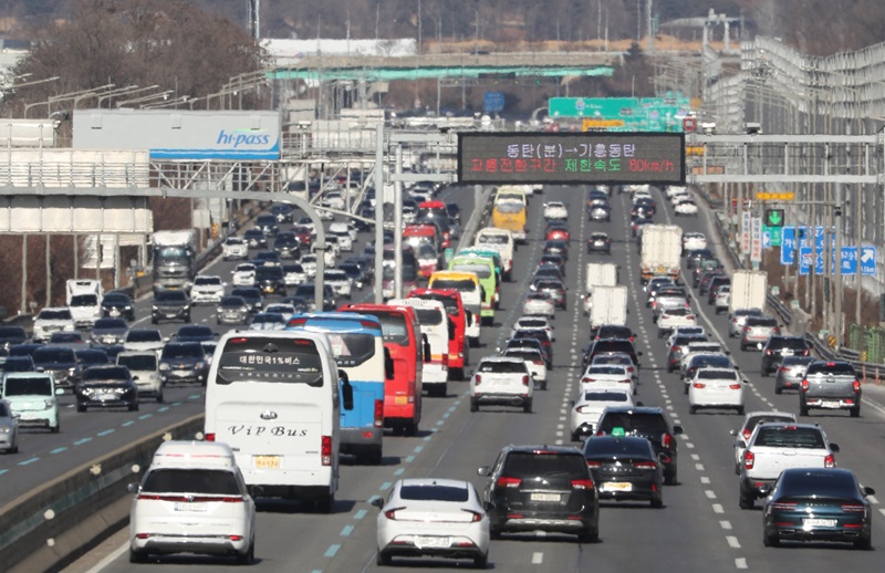 지난해 설 연휴 마지막날인 1월 24일 오후 경기 오산시 경부고속도로 오산IC 인근 상하행선의 교통량이 많은 모습. (ⓒ뉴스1, 무단 전재-재배포 금지)