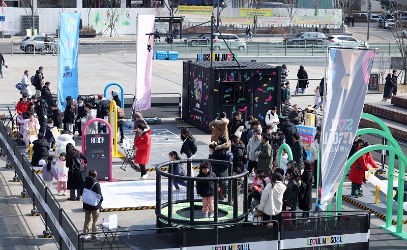 4일 오후 서울 종로구 광화문광장 놀이마당에 마련된 광화문 빛의 놀이터를 찾은 시민들이 즐거운 시간을 보내고 있다.(ⓒ뉴스1, 무단 전재-재배포 금지)