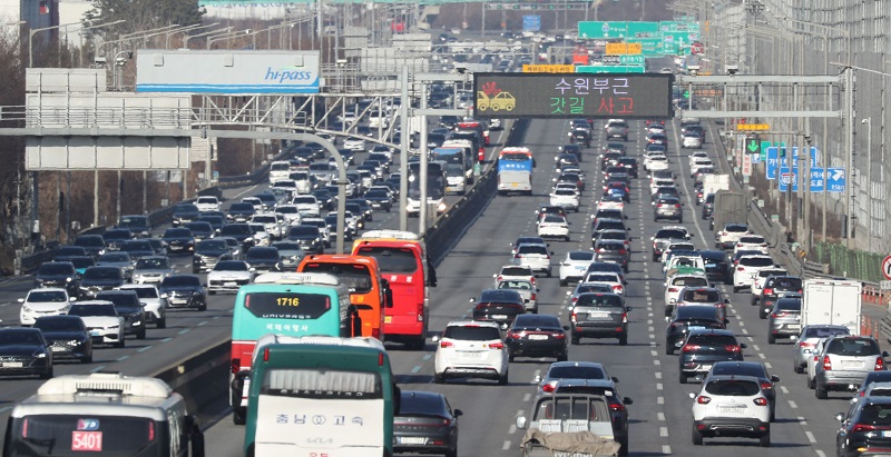 설 연휴 마지막 날인 12일 경기 오산시 경부고속도로 오산IC 인근 상(오른쪽), 하행선의 교통량이 많은 모습을 보이고 있다.(ⓒ뉴스1, 무단 전재-재배포 금지)