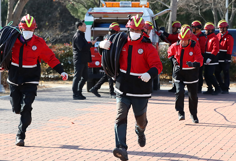 대구 수성구 고모동 수성패밀리파크에서 산불감시와 산불이 발생했을 때 초기진화 임무를 수행하는 수성구청 산불진화대원들이 산불 진화훈련을 하고 있다. (ⓒ뉴스1, 무단 전재-재배포 금지)