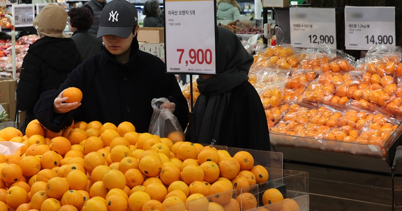 서울의 한 대형마트에서 시민들이 미국산 오렌지를 구입하고 있는 모습.(ⓒ뉴스1, 무단 전재-재배포 금지)