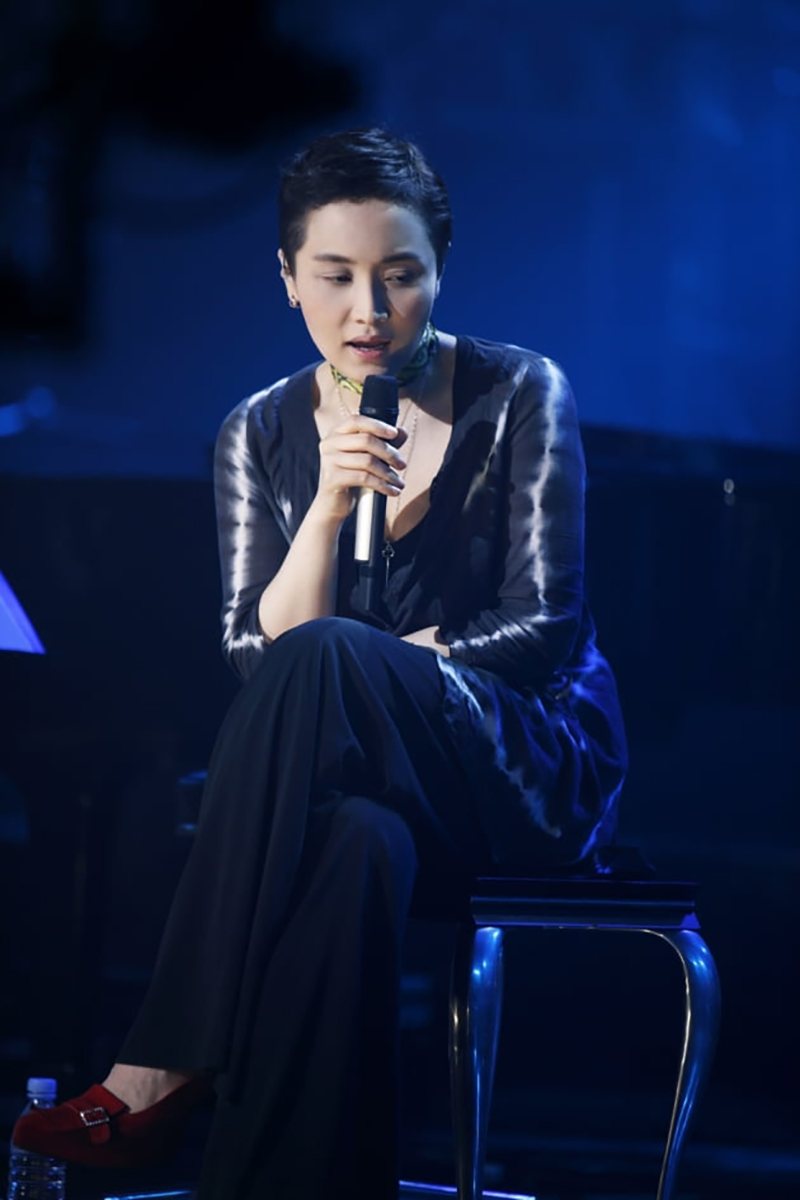 지난해 12월 경희대 평화의전당에서 열린 데뷔 30주년 기념 콘서트에서 의자에 앉아 노래하는 이소라. 그는 앉아서 노래하는 가수다.