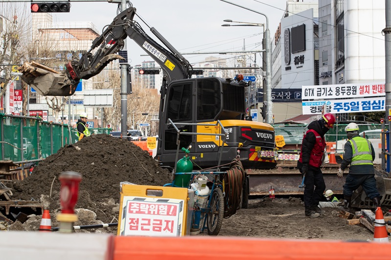 서울시내 한 공사 현장에서 근로자들이 작업을 하고 있는 모습. (ⓒ뉴스1, 무단 전재-재배포 금지)
