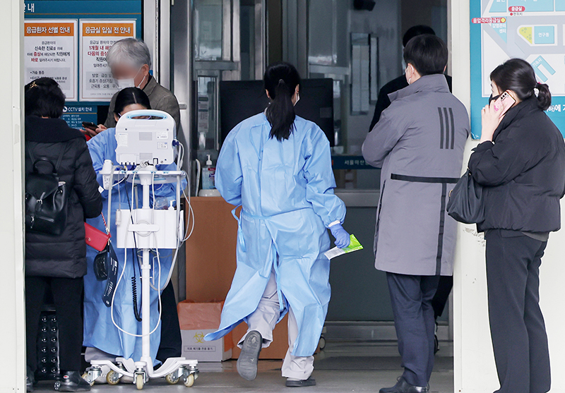 서울의 한 종합병원 응급의료센터에서 간호사들이 환자와 보호자를 응대하고 있다. (ⓒ뉴스1, 무단 전재-재배포 금지)