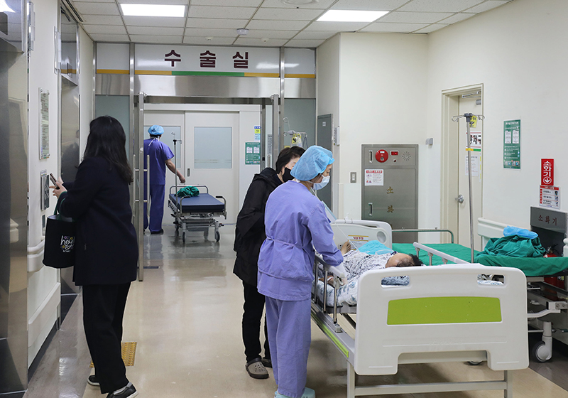 광주 동구 전남대병원에서 수술이 끝난 환자에게 의료진이 주의사항을 당부하고 있다. (ⓒ뉴스1, 무단 전재-재배포 금지)