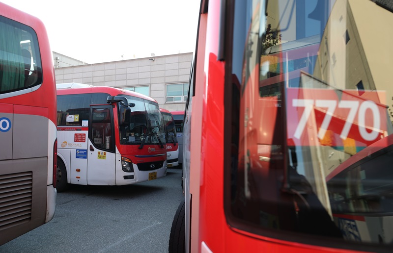 경기 수원시 권선구 경진여객운수 차고지에 광역버스들이 주차돼 있다. (ⓒ뉴스1, 무단 전재-재배포 금지)