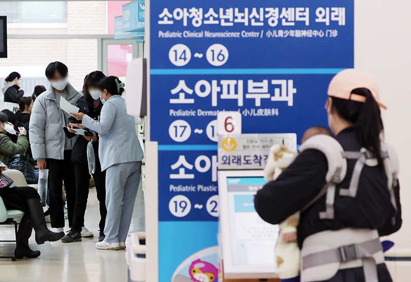 서울의 한 대학병원 소아청소년과에서 어린이 환자와 보호자가 진료를 기다리고 있다. (ⓒ뉴스1, 무단 전재-재배포 금지)