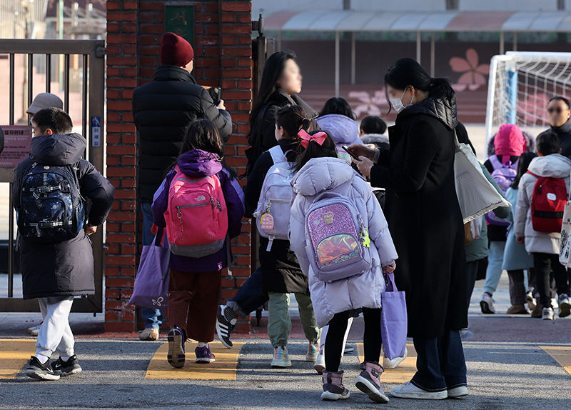 서울 시내 한 초등학교에서 학생들이 등교하고 있다. (ⓒ뉴스1, 무단 전재-재배포 금지)