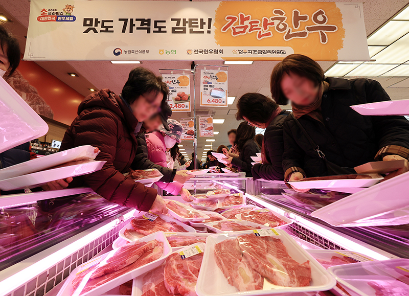서울 서초구 하나로마트 양재점에 열린 ‘소프라이즈 2024 대한민국 한우세일’을 찾은 시민들이 한우를 고르고 있다. (ⓒ뉴스1, 무단 전재-재배포 금지)