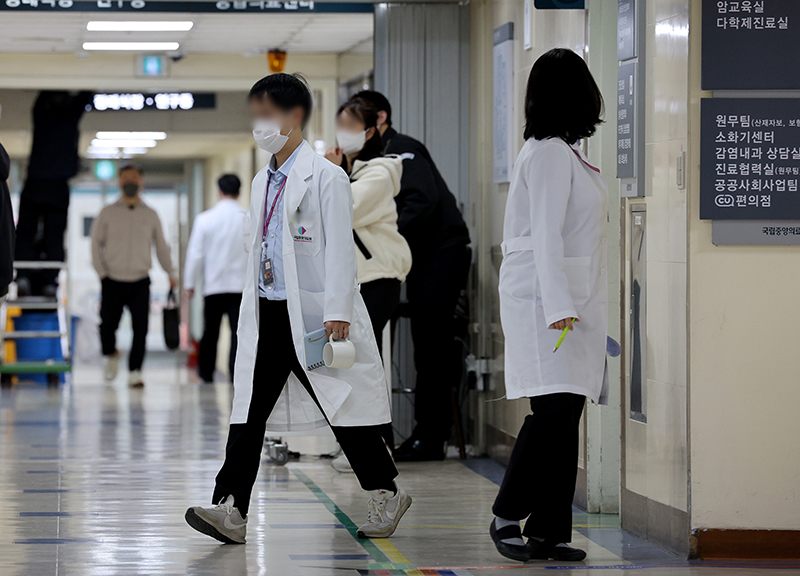 서울 중구 국립중앙의료원에서 의료진이 이동하고 있다. (ⓒ뉴스1, 무단 전재-재배포 금지)