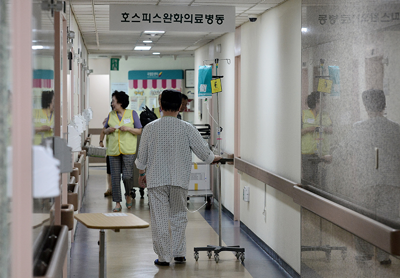 경기 고양 국립암센터 호스피스 완화의료병동에서 환자들이 복도를 오가고 있다. (ⓒ뉴스1, 무단 전재-재배포 금지)