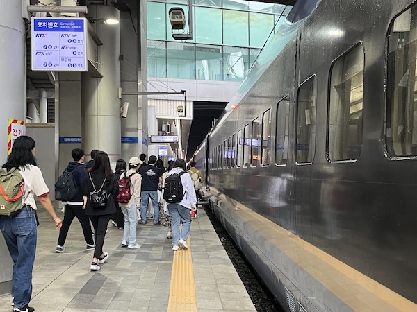 승강장에 열차가 들어오자 승객들이 탑승하는 모습. 탑승을 위해 바삐 발걸음을 옮기면서도 열차 외관 사진을 찍는 탑승객들이 많았다.
