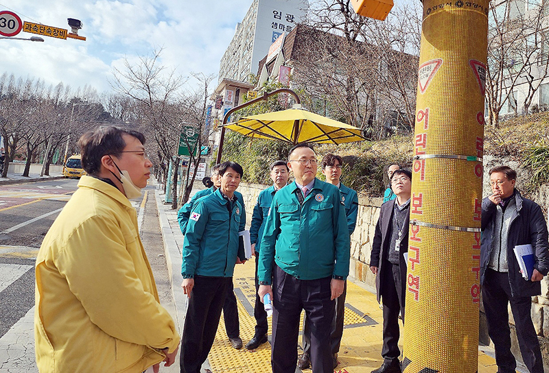 이한경 행정안전부 재난안전관리본부장이 지난 2월 27일 새 학기 대비 경기 안양시 안양남초등학교를 방문해 어린이보호구역 통학로 등 횡단보도 안전현장을 점검하고 있다. (ⓒ뉴스1, 무단 전재-재배포 금지)