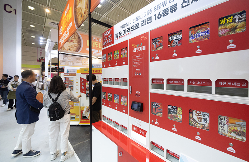 서울 강남구 코엑스에서 열린 IFS 프랜차이즈 창업박람회를 찾은 시민들이 라면 자판기에 대한 설명을 듣고 있다. (ⓒ뉴스1, 무단 전재-재배포 금지)