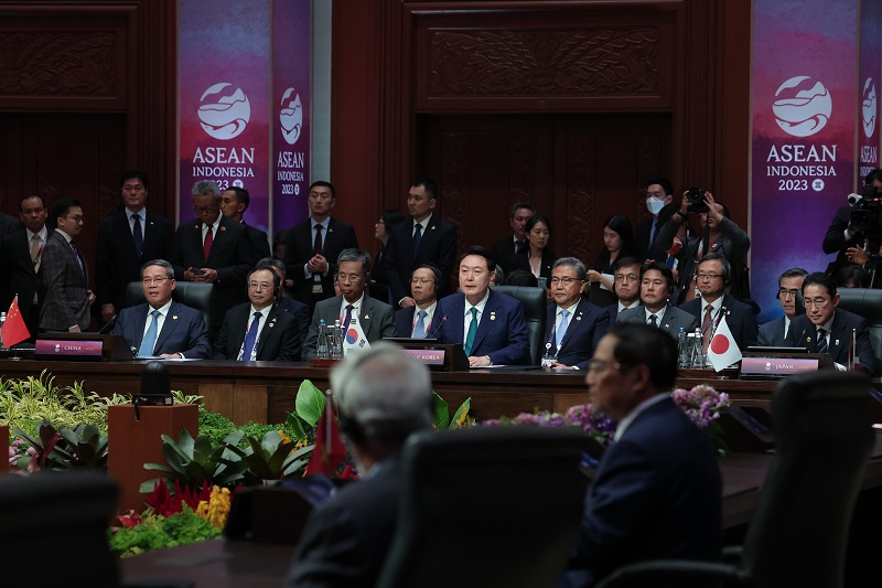 지난해 9월 인도네시아 자카르타에서 열린 아세안+3 정상회의에서 함께 자리한 리창 중국 총리, 윤석열 대통령, 기시다 후미오 일본 총리(왼쪽부터) 모습. (대통령실 제공)