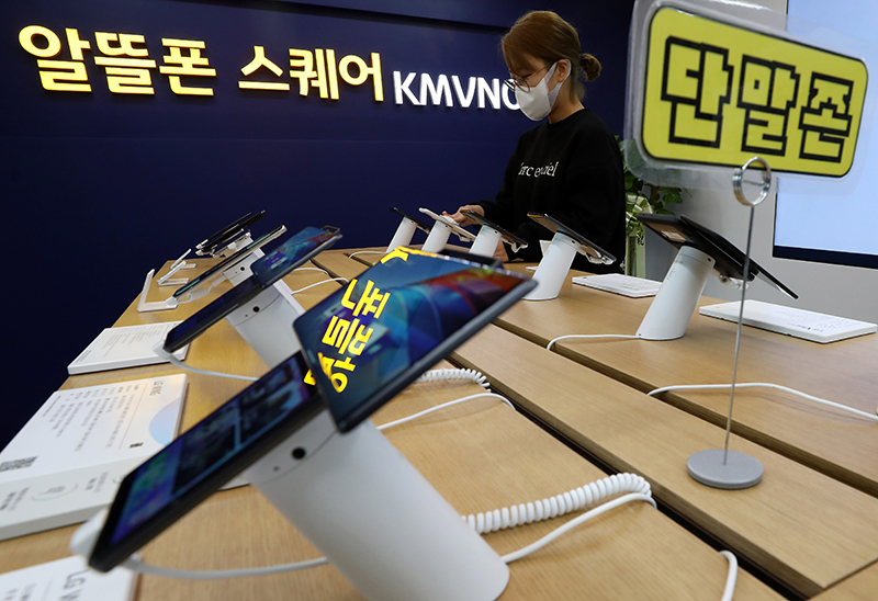 서울 서대문구 서대문역에 위치한 알뜰폰 스퀘어에서 직원이 핸드폰 진열대를 소독 및 정리하고 있다. (ⓒ뉴스1, 무단 전재-재배포 금지)