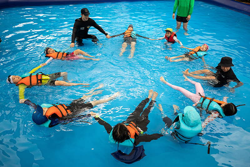 서울 송파안전체험교육관에서 어린이들이 해양경찰들로부터 생존수영을 배우고 있다. (ⓒ뉴스1, 무단 전재-재배포 금지)