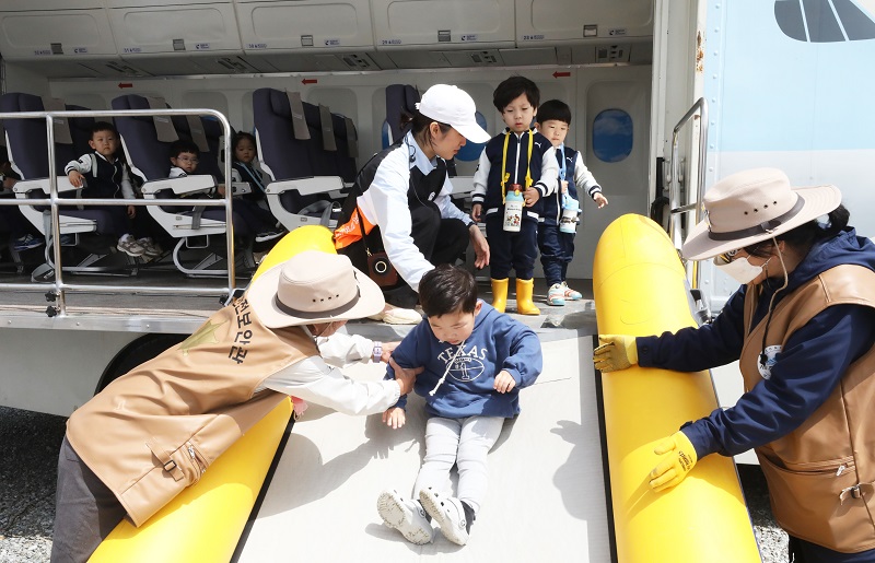 16일 세종시 어진동 정부세종컨벤션센터에서 열린 2024 찾아가는 안전체험장을 찾은 어린이들이 항공기 안전사고 탈출 훈련을 체험하고 있다.2024.4.16.(ⓒ뉴스1, 무단 전재-재배포 금지)