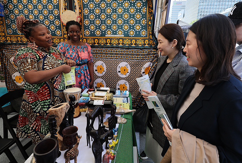 2024 아프리카 문화 페스티벌이 열린 지난 5월 10일 서울 종로구 광화문 놀이마당을 찾은 시민들이 다양한 문화 프로그램을 체험을 하고 있다. (ⓒ뉴스1, 무단 전재-재배포 금지)