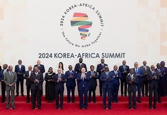 윤석열 대통령이 4일 2024 한-아프리카 정상회의장에서 열린 한-아프리카 정상회의에서 아프리카 정상들과 함께 기념 촬영을 하고 있다. (대통령실 제공)