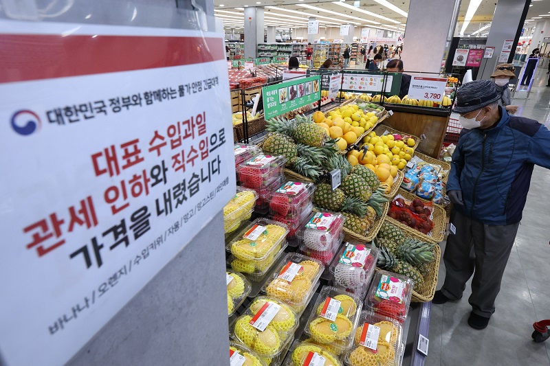 서울의 한 대형마트에서 시민들이 수입 과일을 살펴보고 있다. 2024.5.8. (ⓒ뉴스1, 무단 전재-재배포 금지)