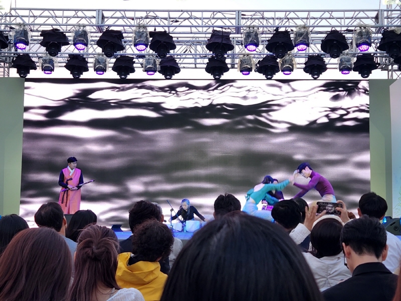 개막식 오프닝 공연 싱잉볼&국악 콜라보레이션에서 한국적인 선율을 아름답고 잔잔하게 표현했다.