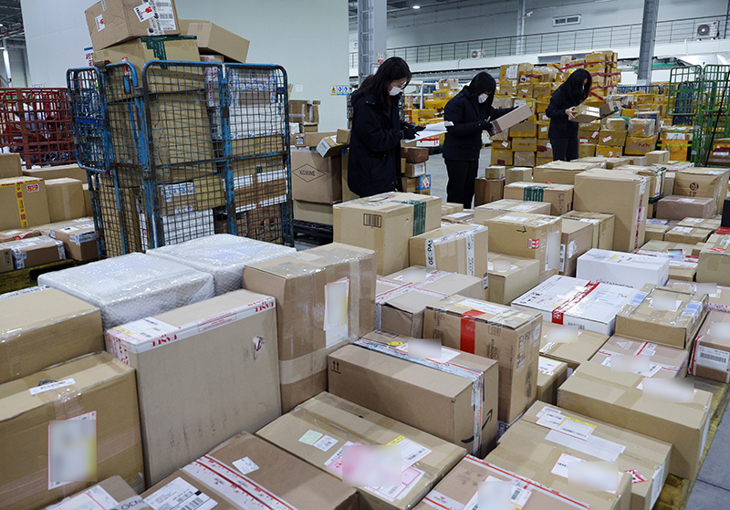 인천시 중구 인천본부세관 특송물류센터에서 관세 주무관들이 직구 물품을 살펴보고 있다. (ⓒ뉴스1, 무단 전재-재배포 금지)